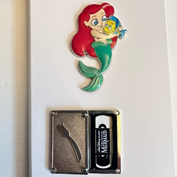Disney Princess Limited Release Pin Set of 2 - Picture 3 of 8